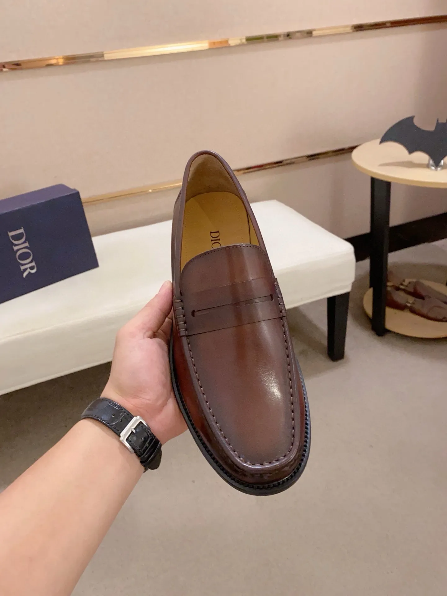 Factory price: 270 men's shoes 💰 High-end version of Dior Dior's new series. Famous actors and Internet celebrities wear super popular designs. They are designed with the sculptures of French artist Niki de Saint Phalle as rings. Material: Imported original material ➕Painted cowhide Foot pads: cowhide Outsole: Rubber outsole Men's shoe size: 38~44 Can be customized to size 45